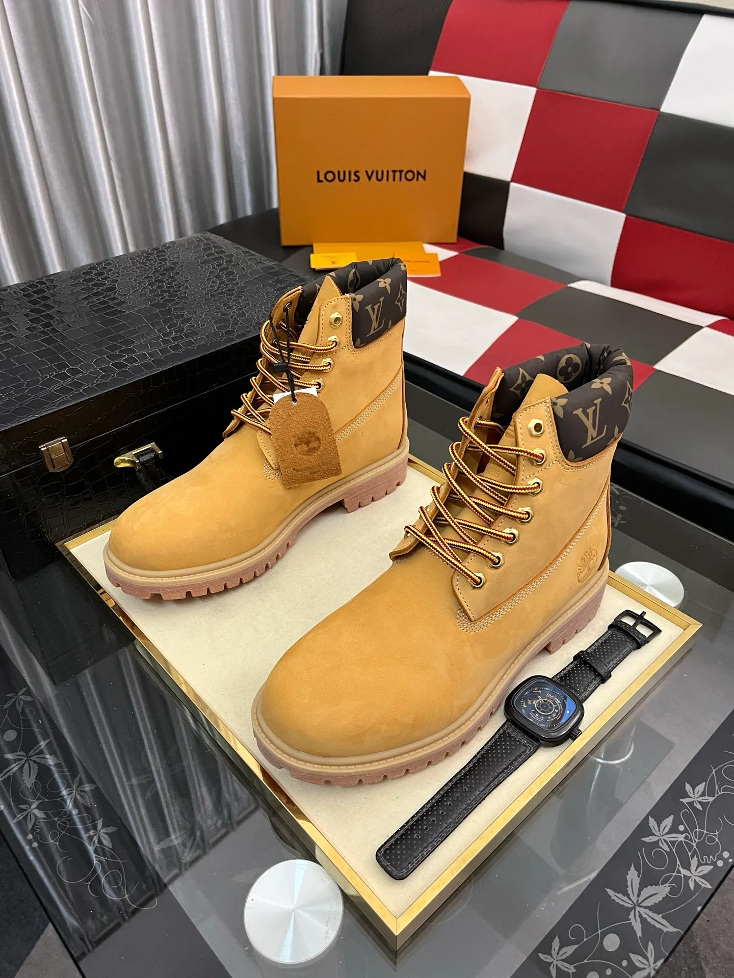 Ex-factory price: 458⌚️⌚️LV x Timberland Timberland joint model Presbyopia Embossed Rhubarb Boots Ankle Boots Short Boots LV x Timberland ankle boots are made of Monogram embossed waterproof nubuck cow leather, relying on the brand's exquisite craftsmanship to carefully reshape the classic Timberland 6-inch boot shape in Italy, with an eye-catching American workwear style. Created by Pharrell Williams 2025 autumn and winter menswear show. Monogram embossed tongue, original Timberland laces and outsole are exquisite details, and the leather label expresses the cooperation logo. Exquisite packaging at the delivery counter🛍📦 ▪️Material: Original customized imported first-layer cowhide ▪️Inner lining: Original customized leather lining/mesh lining ▪️Outsole: Original molded rubber material ▪️Sole thickness: 3.5CM ▪️Size: 38-44